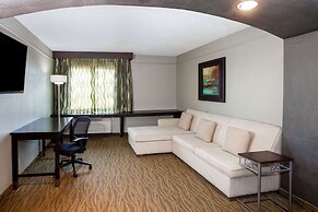 La Quinta Inn & Suites by Wyndham Laredo Airport