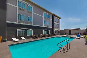 La Quinta Inn & Suites by Wyndham Laredo Airport