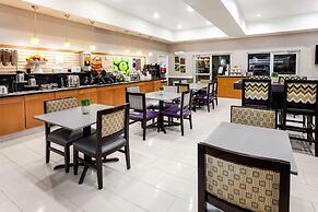 La Quinta Inn & Suites by Wyndham Laredo Airport