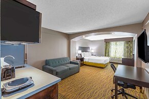 La Quinta Inn & Suites by Wyndham Laredo Airport