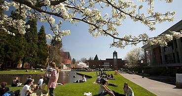 The Grand Hotel - Salem