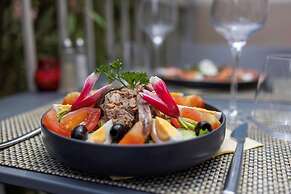 Hôtel, restaurant Kyriad Fréjus