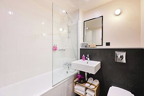 Moxy Paris Bastille France