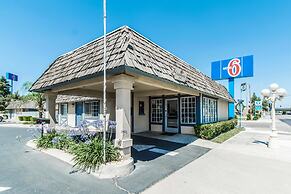 Motel 6 Kingsburg, CA