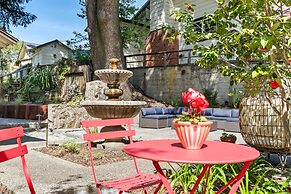 Cinnamon Bear Creekside Inn