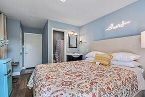 Cinnamon Bear Creekside Inn