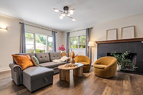 Cinnamon Bear Creekside Inn