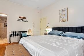 Cinnamon Bear Creekside Inn