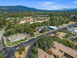 Cinnamon Bear Creekside Inn