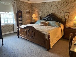 The Cypress Inn Bed & Breakfast