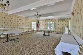 The Cypress Inn Bed & Breakfast