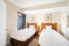 Tyndall Stone Lodge by Whiski Jack