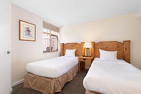 Tyndall Stone Lodge by Whiski Jack