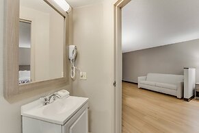 Red Roof Inn & Suites Newport – Middletown, RI