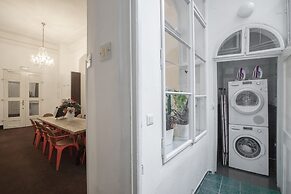 Old Town Square Residence by Emblem