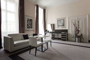 Old Town Square Residence by Emblem