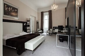 Old Town Square Residence by Emblem