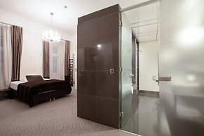 Old Town Square Residence by Emblem