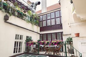 Old Town Square Residence by Emblem