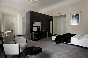 Old Town Square Residence by Emblem