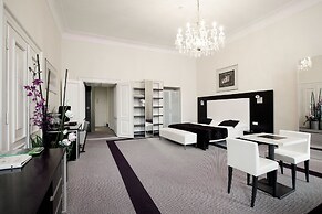 Old Town Square Residence by Emblem