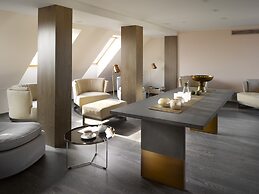 Old Town Square Residence by Emblem