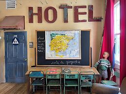 Metro Hotel and Cafe