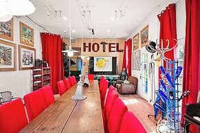 Metro Hotel and Cafe