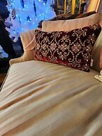 House of 1833 Bed & Breakfast & Gardens