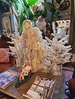 House of 1833 Bed & Breakfast & Gardens