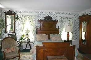 House of 1833 Bed & Breakfast & Gardens