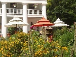 House of 1833 Bed & Breakfast & Gardens