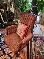 House of 1833 Bed & Breakfast & Gardens