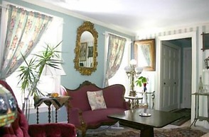 House of 1833 Bed & Breakfast & Gardens