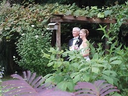 House of 1833 Bed & Breakfast & Gardens