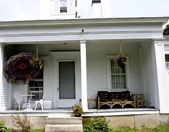 House of 1833 Bed & Breakfast & Gardens