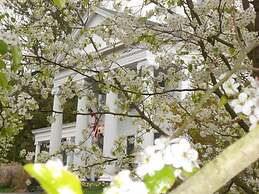 House of 1833 Bed & Breakfast & Gardens