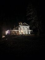 House of 1833 Bed & Breakfast & Gardens