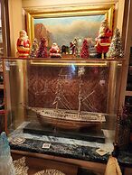 House of 1833 Bed & Breakfast & Gardens