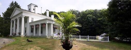 House of 1833 Bed & Breakfast & Gardens