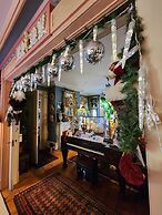 House of 1833 Bed & Breakfast & Gardens