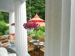 House of 1833 Bed & Breakfast & Gardens