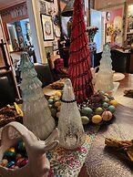 House of 1833 Bed & Breakfast & Gardens