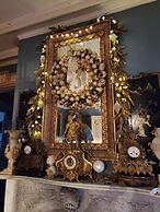 House of 1833 Bed & Breakfast & Gardens