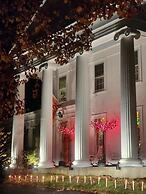 House of 1833 Bed & Breakfast & Gardens