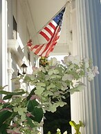 House of 1833 Bed & Breakfast & Gardens