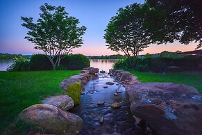 Lookout Point Lakeside Inn