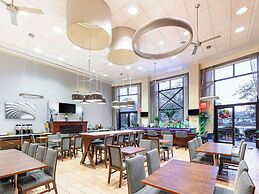 Hampton Inn & Suites Newark-Harrison-Riverwalk