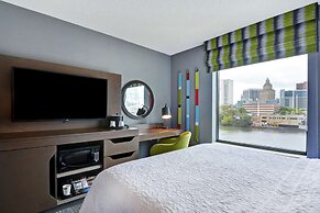 Hampton Inn & Suites Newark-Harrison-Riverwalk
