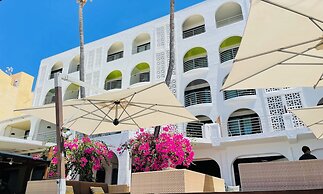 Holland House Beach Hotel